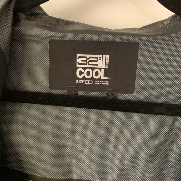 32 Degrees Cool Weatherproof Mens Rain Jacket With hood in color black - Picture 10 of 13